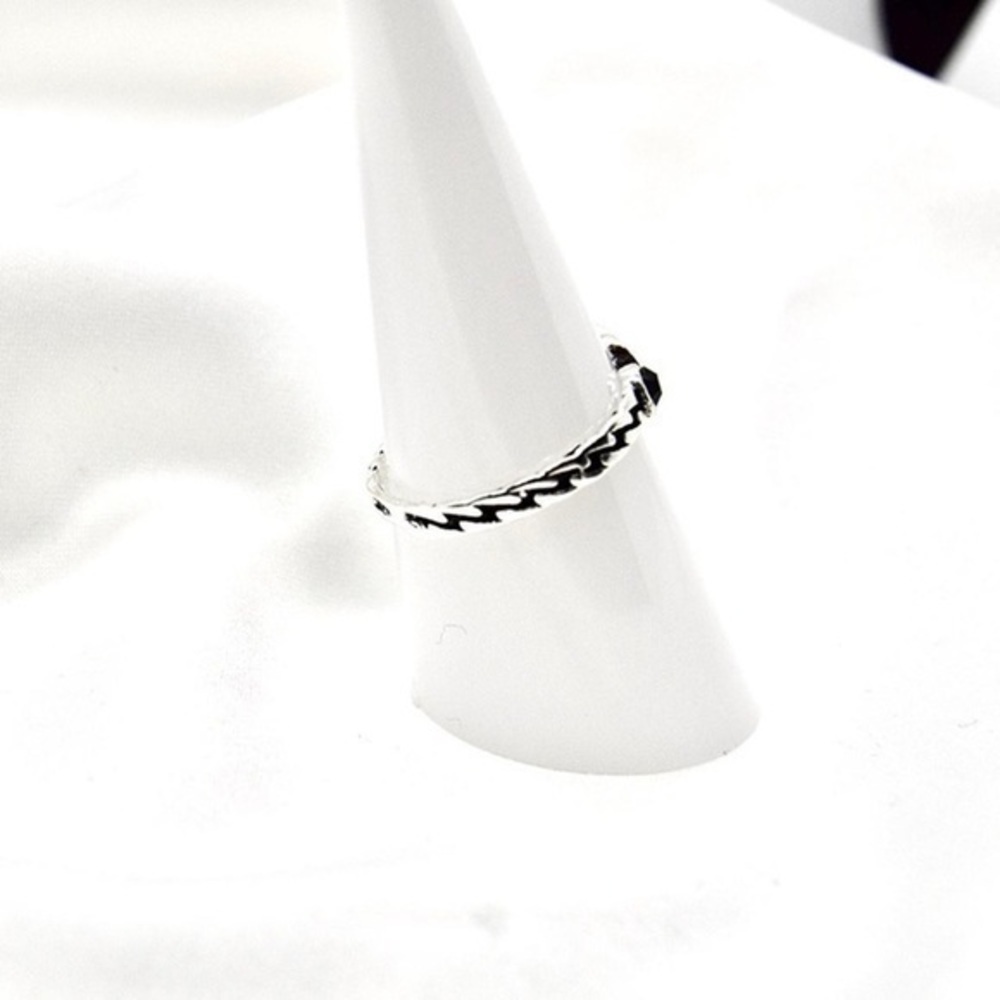 Minimal Star Ring - Picture 4 of 4
